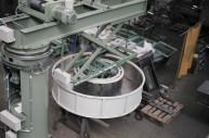 Transportador elevador giratorio para el apilamiento y desapilamiento de cestas
